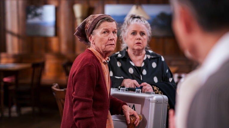 Lioba (Lisbeth Felder) und Leni (Heidi Vogel-Reinsch) blicken fassungslos auf Tu (Maverick Quek), der nur im Anschnitt, unscharf, von hinten zu sehen ist