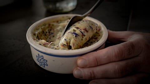 Kräuter-, Karotten-Curry- und Blütenbutter
