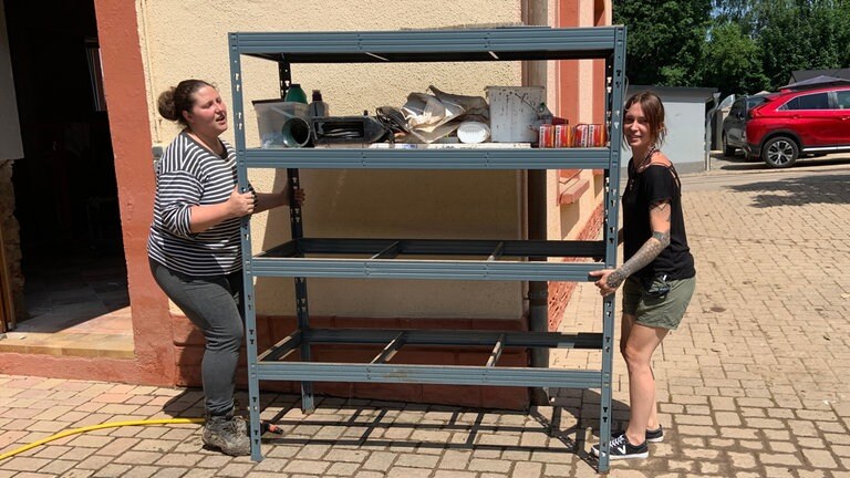 Helfer aus der ganzen Region packen in Hochwassergebieten mit an