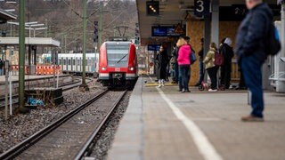 Eine S-Bahn fährt in den Bahnhof Bad Cannstatt ein. Wegen einer Streckensperrung gibt es für Pendler bis 21. Dezember viele Veränderungen (Archivbild).