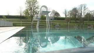 Sprungtürme mit Wasserbecken