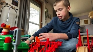 Der zwölfjährige Mattia spielt im Wohnzimmer. Er hat das "Houge-Janssens-Syndrom", in den USA teilweise auch Jordans-Syndrom genannt. 