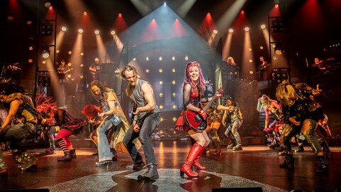 Das Ensemble des Musicals "We will rock you" auf der Bühne des Stuttgarter ApolloTheaters.