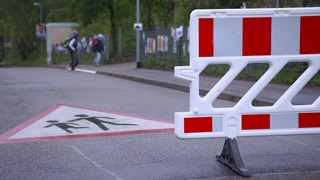 Absperrung der Schulstraße vpr der Markgrafenschule in Freiburg Tiengen.