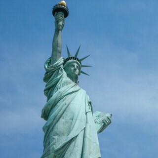 Die Freiheitsstatue an einem sonnigen Tag auf Liberty Island in New Jersey, New York, USA
