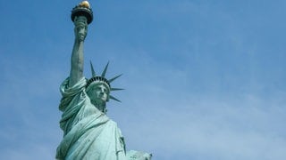 Die Freiheitsstatue an einem sonnigen Tag auf Liberty Island in New Jersey, New York, USA