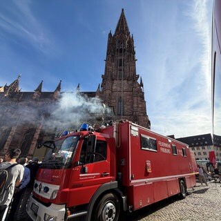 Auf dem Münsterplatz in Freiburg wird ein Feuerwehreinsatz simuliert.