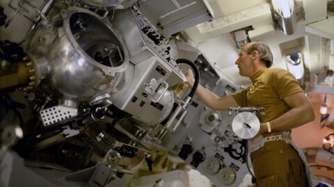 Hier trainiert der Astronaut Charles Conrad Jr., Kapitän des ersten bemannten Skylab-Fluges, im Johnson Space Center für den Ernstfall. 