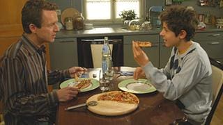 Bernahrd und Albert essen Pizza