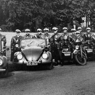 Historische Aufnahme von Polizisten mit Autos und Motorrollern