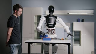 Ein Mann steht neben einem menschenähnlichen Roboter. Der Hersteller NEURA Robotics aus Metzingen arbeitet künftig mit Amazon zusammen.