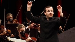 Lionel Bringuier dirigiert