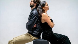 Ein Paar sitzt Rücken an Rücken, scheinbar an einem Wendepunkt in ihrer Beziehung. Eine neue Studie zeigt, dass das Ende von Paarbeziehungen meist vorhersehbar ist.