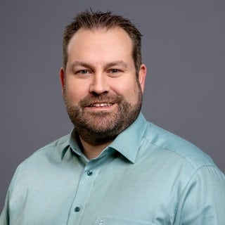 Porträt von SWR4 Moderator Thomas Schilling im hellblauen Hemd