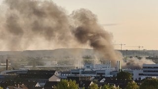 Feuer bei Kolbenschmidt in Neckarsulm: Eine ältere Gießmaschine war am Montagabend in Brand geraten. Die Rauchsäule war weithin sichtbar.