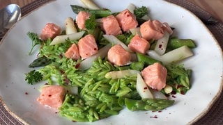 Spargel und Lachsforelle auf Spinat-Bärlauch-Nudeln