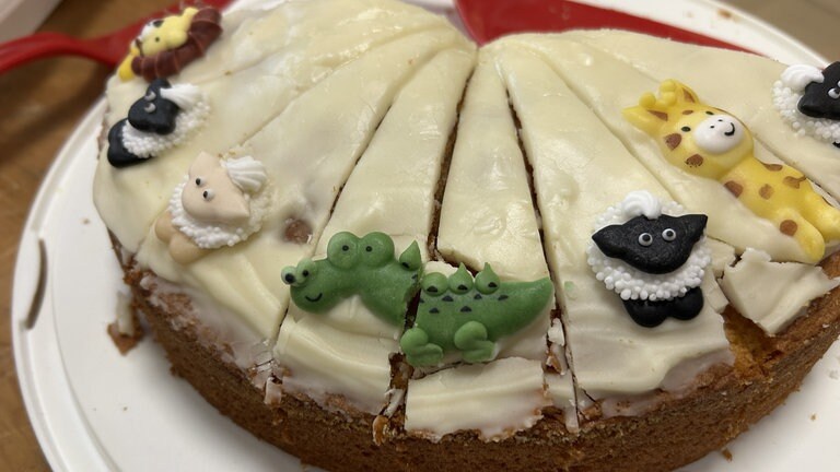 Angeboten werden im St. Franziskus Café auch Kaffee und Kuchen.