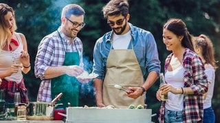 Freunde beim Grillen