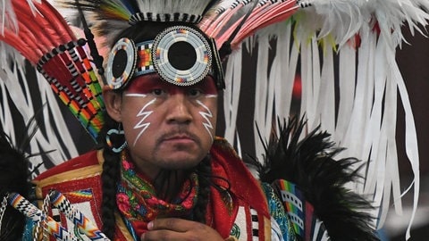 Ein Mitglied der First Nations während des dritten jährlichen traditionellen Pow Wow in Edmonton  Kanada. Über 700 Tänzer der First Nations treffen sich.