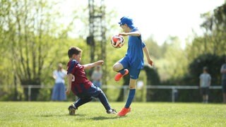 Kinderfußball in der Hitze Symbolbild