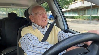 Ein 90-jähriger Autofahrer möchte bei einem freiwilligen Fahrsicherheitscheck, einer sogenannten Rückmeldefahrt, prüfen, wie sicher er noch auf den Straßen ist