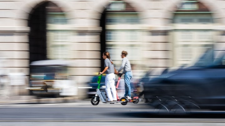 Zwei Jugendliche fahren mit E-Scootern durch die Stadt (Symbolbild)