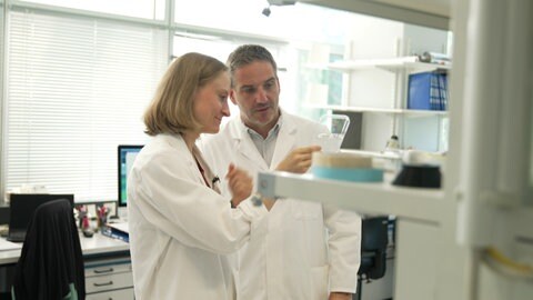 Zellbiologin Henriette Rübsam und Pflanzenforscher Thomas Ott im Labor: Sie arbeiten mit moderner Gentechnik daran, Nutzpflanzen für die Zusammenarbeit mit hilfreichen Bodenbakterien fit zu machen.