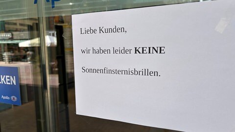 Einige Optiker in Ulm warnen schon, bevor die Kunden überhaupt eintreten: Die Schutzbrillen sind ausverkauft.