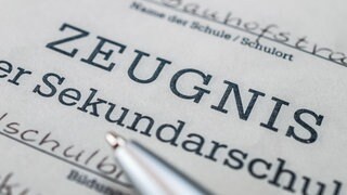 Ein Zeugnis der Sekundarstufe I. Bildungsexperten fordern in einem neuen Gutachten einen Fokus auf zentrale Kompetenzen für den Berufsstart.