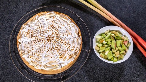 Ein saftiger Rhabarberkuchen mit einer Haube aus Baiser in feinem Mürbteig - so schmeckt der Frühling!