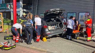 In Bad Kreuznach ist ein Autofahrer in einen Supermarkt gefahren.