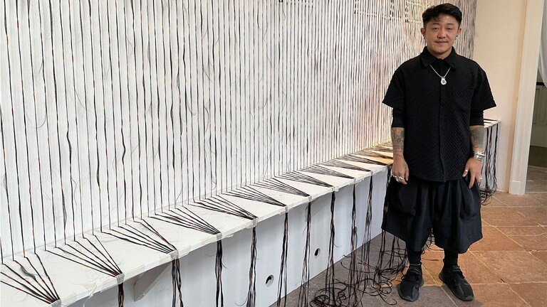 Der philippinsche Künstler Rocky Cajigan vor seiner Installation „Here lies“
