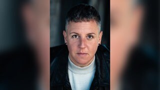 Musicalstar Steffi Irmen schaut direkt in die Kamera.