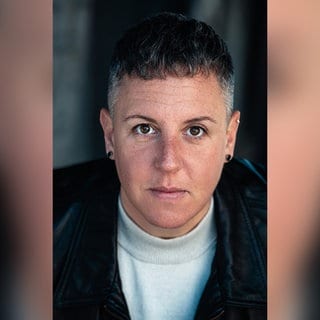 Musicalstar Steffi Irmen schaut direkt in die Kamera.