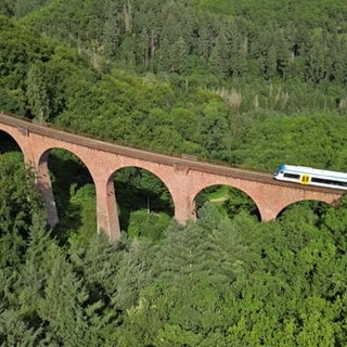 Brücke, über die ein Zug fährt