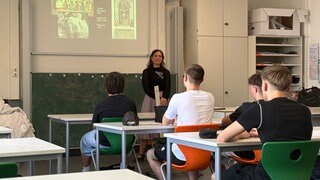 Referendarin Eleonora Beierle unterrichtet Kunst in der 11. Klasse am Kant-Gymnasium in Karlsruhe.