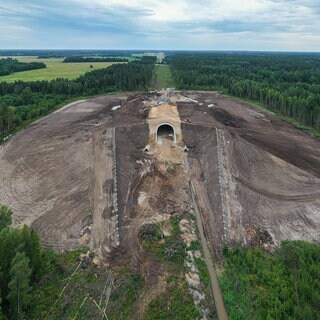 Ökodukt bei Urge  Estland im Juli 2024: Rail Baltica ist so geplant, dass auch schweres militärisches Gerät wie Panzer aufgenommen werden können, die auf der Straße nur schwer zu transportieren sind
