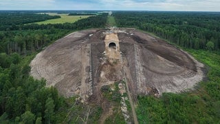 Ökodukt bei Urge  Estland im Juli 2024: Rail Baltica ist so geplant, dass auch schweres militärisches Gerät wie Panzer aufgenommen werden können, die auf der Straße nur schwer zu transportieren sind