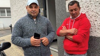 Zwei Bauarbeiter einer Glasfaser-Firma: Beide sind Mitarbeiter eines Kölner Bau-Unternehmens und haben im Rhein-Lahn-Kreis Glasfaser verlegt.