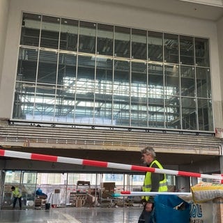 Die Sanierung zeigt ihre Wirkung: Auch in der Haupthalle des Ulmer Hauptbahnhofs ist es schon deutlich heller geworden. 