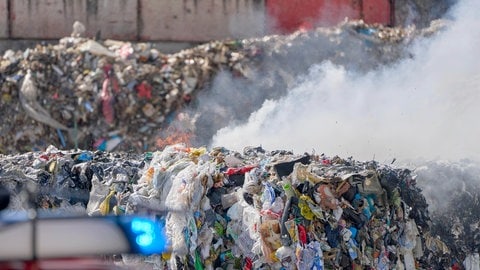Ein Berg aus qualmendem Müll in einer Entsorgungsfirma in Ochtendung, Kreis Mayen-Koblenz