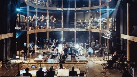 Das entkernte Luzern Theater mit Textprojektion im Raum