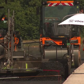 Arbeiten in der Hitze auf einer Autobahn