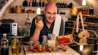 Timo Böckle im Keller mit Grillsauce in der Hand