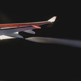 Ein Flugzeug lässt Kerosin ab. (Symbolbild)
