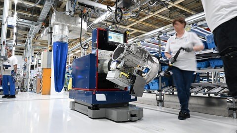 Montagelinie des Nutzfahrzeuggetriebes PowerLine be der ZF Friedrichshafen AG: Bewegt wird das Getriebe von einem autonomen fahrerlosen Transportfahrzeug. Das deutsche Unternehmen hat elf Standorte in Mexiko und ist von den neuen Zöllen von Trump besonders betoffen. 