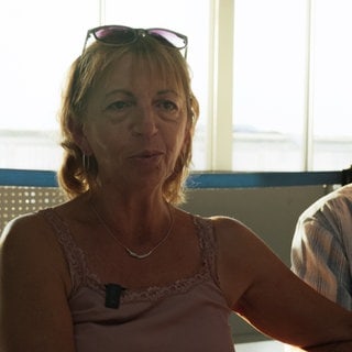 Mann und Frau sitzen nebeneinander