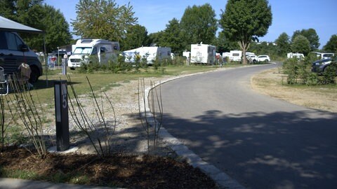 Campingwägen stehen auf neu gebauten Campingplätzen in Markdorf.