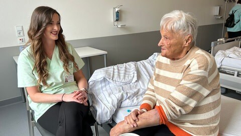 Grüne Damen und Herren im Brüderkrankenhaus Trier