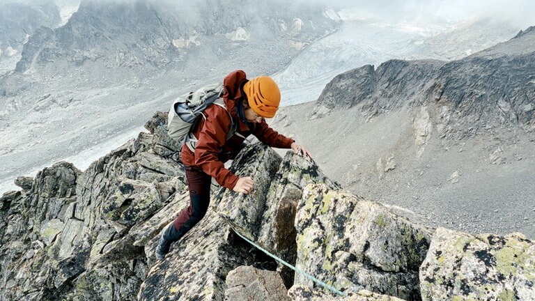Hélène Huby beim Bergsteigen.